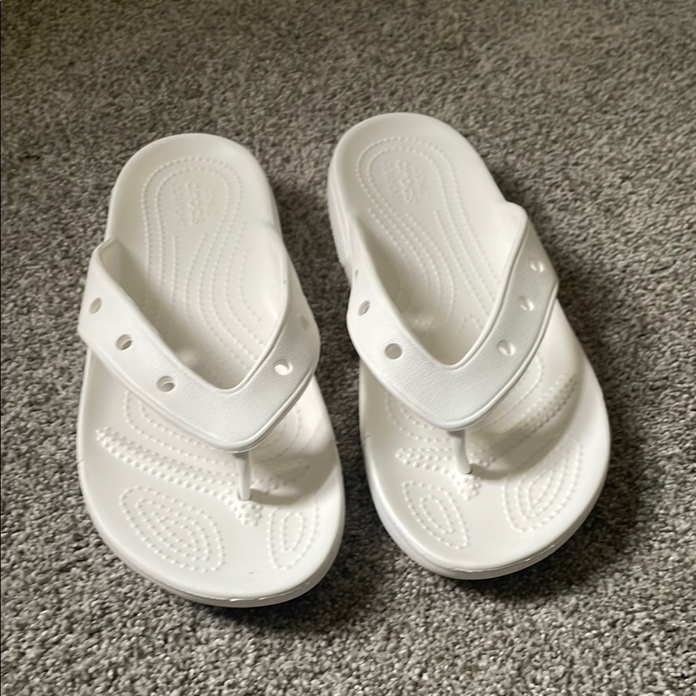 CROCS White flip flops Sz 7 men, 9 women slip on excellent like new